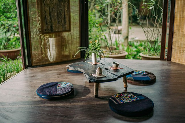 Sự thả lỏng, sự thảnh thơi, sự lãng mạn nguyên sơ và sự kết nối của nhiều thế hệ đồng bào dân tộc với núi rừng là tinh thần được biểu lộ qua vẻ đẹp mộc mạc của sản phẩm nội thất trang trí thổ cẩm.