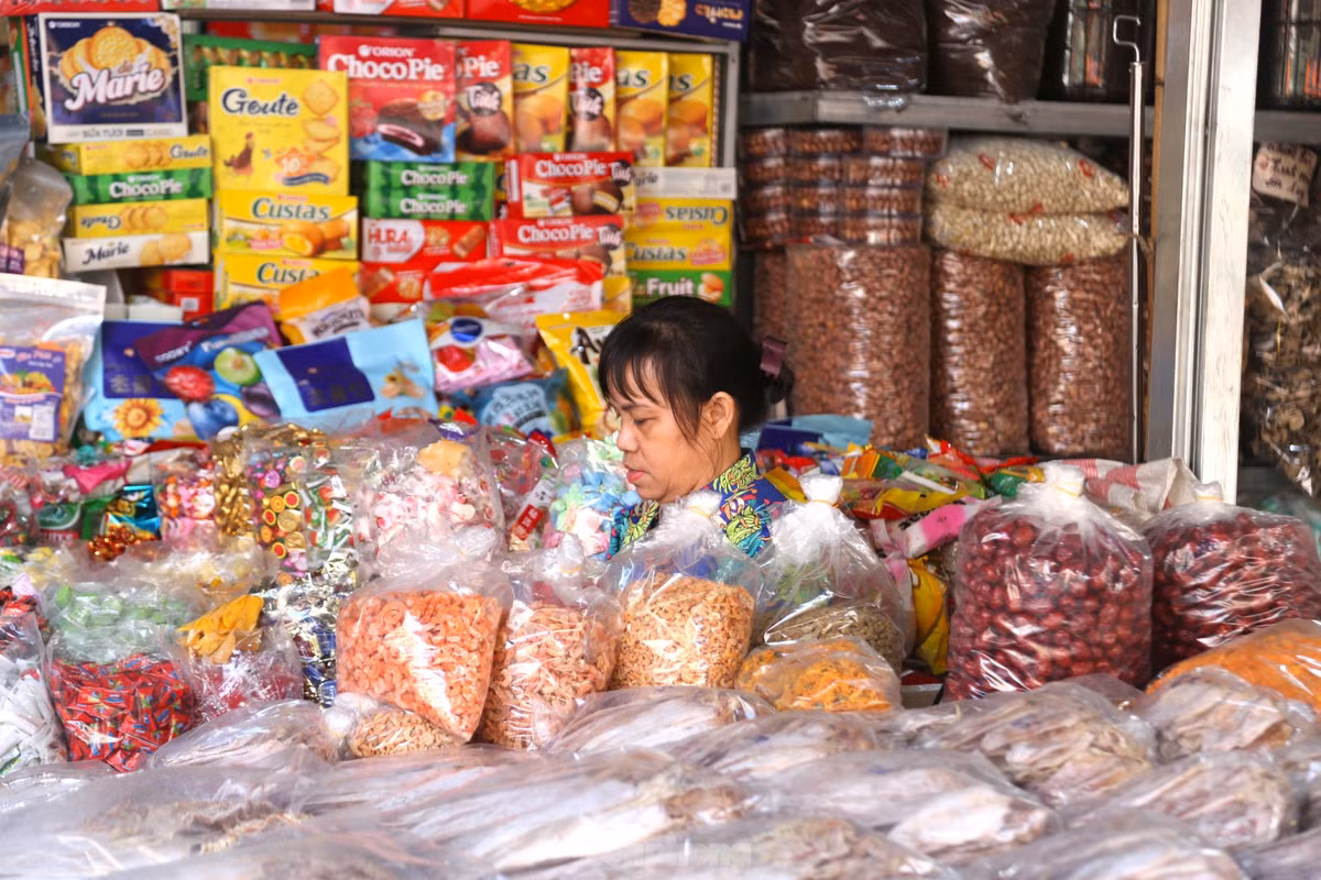 “Ế ẩm lắm, chưa năm nào ế như năm nay. Tết đến nơi mà chưa thấy khách đâu. Hy vọng là những ngày tới, người mua sắm sẽ đông hơn, cả năm chỉ trông chờ mỗi cái Tết”, bà Loan chia sẻ.