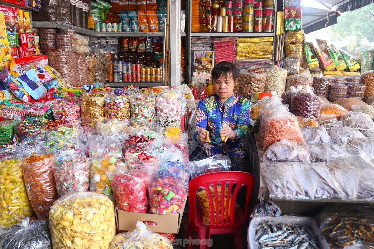 Bà Nguyễn Thị Loan - chủ một cửa hàng bán bánh kẹo, đồ khô tại chợ Tết- cho biết, mọi năm sau Tết Dương lịch người dân đã rốt ráo lo sắm Tết, dự trữ thực phẩm như bánh, kẹo, mứt trong nhà. Tuy nhiên, năm nay hàng đã lên kệ nhiều ngày nhưng rất ế ẩm. Thị trường Tết năm nay khó đoán, nên bà chỉ nhập lượng vừa hàng về bán, chờ xem tình hình khả quan mới dám nhập tiếp.