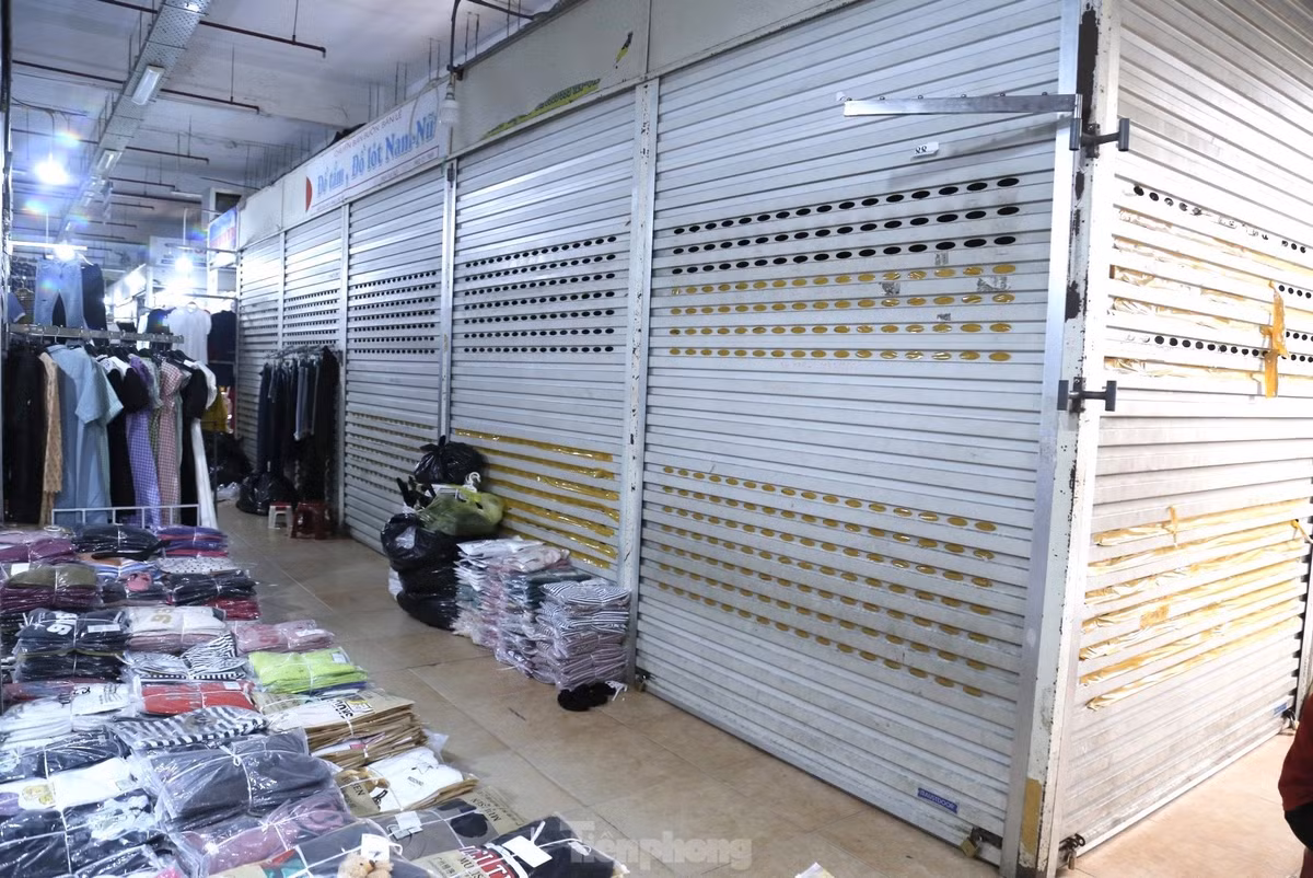 Nhiều ki-ốt ở tầng 2 chợ Vinh “cửa đóng then cài”. Các tiểu thương cho biết, một số đang chuẩn bị bán ki-ốt để chuyển công việc khác, một số do lượng bán ra không đáng kể nên không mở cửa. Ông Nguyễn Hữu Đắc - Trưởng Ban quản lý chợ Vinh - cho biết: "Sau dịch COVID-19, có khoảng 15% ki-ốt ngừng hoạt động. Thời gian vừa qua, hoạt động mua bán ở chợ Vinh có phục hồi nhưng chưa được như kỳ vọng. Hy vọng sát Tết, khi nhu cầu mua sắm của người dân tăng cao, tình hình mua bán tại chợ sẽ được cải thiện".