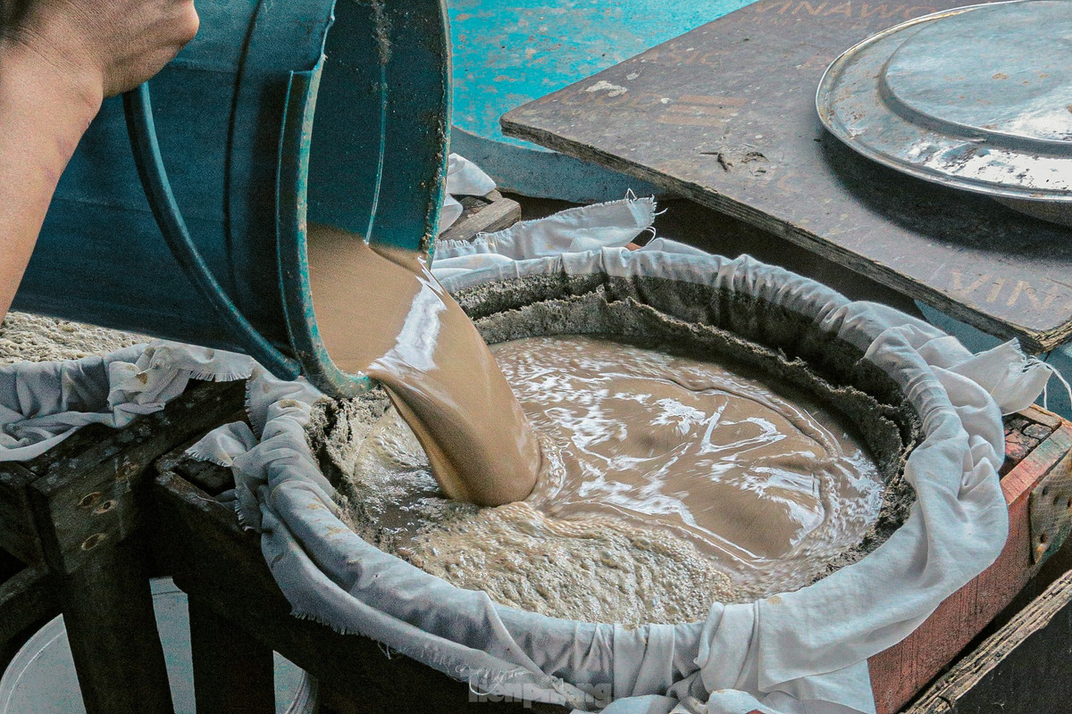 Mắm lấy từ trong chum đã được ủ từ 12 - 18 tháng, sau đó sẽ lọc qua phễu nhiều lần mới cho ra những giọt nước mắm thơm ngon.