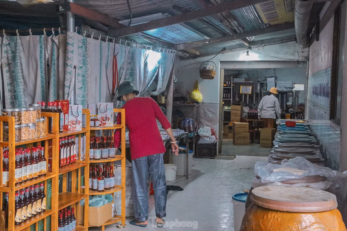 Những ngày sát Tết, hàng nghìn chai nước mắm được chuẩn bị cho những đơn hàng Tết ở Hà Nội, Sài Gòn, xa hơn là xuất khẩu sang Thái Lan, Nhật Bản...