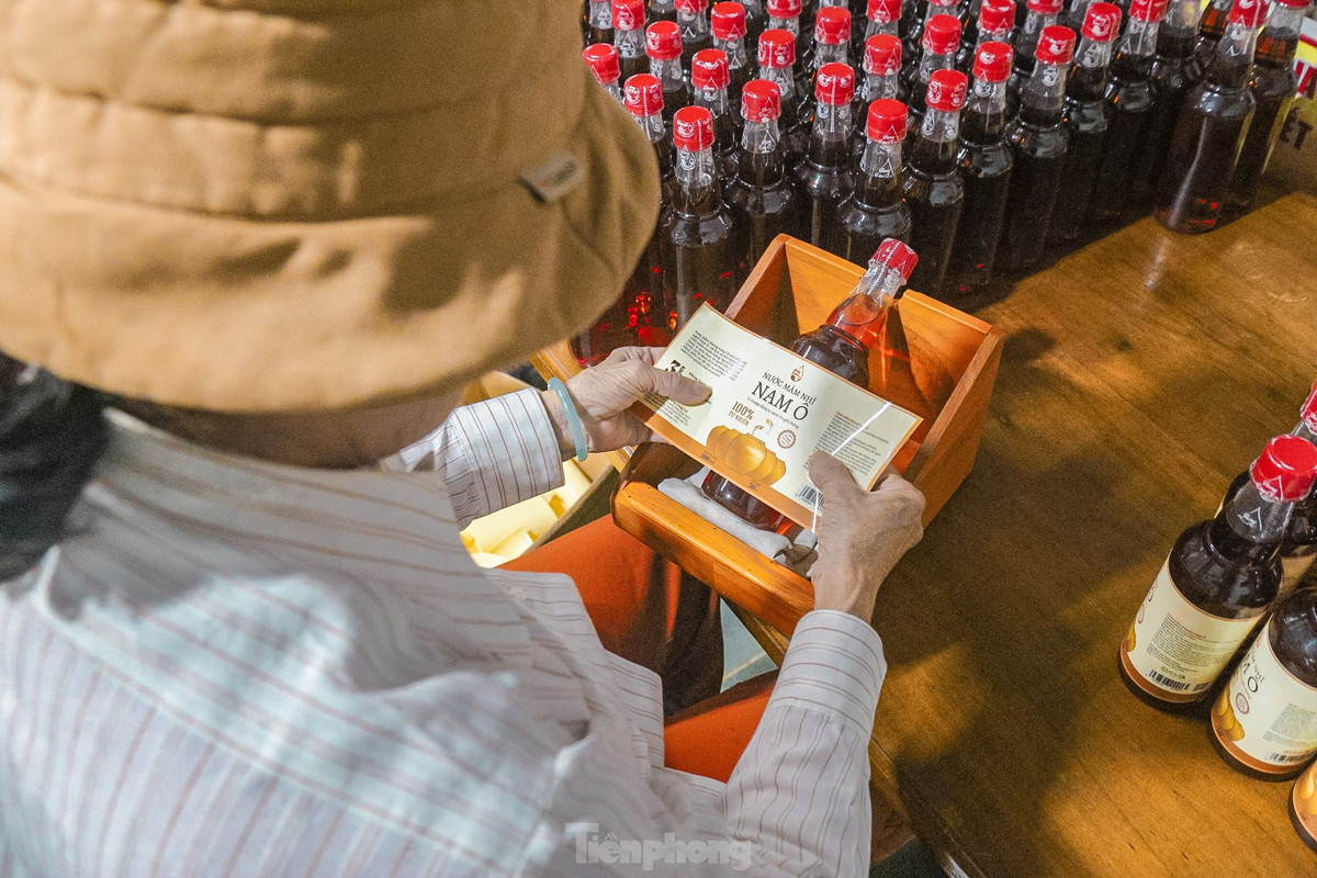 Làng nghề nước mắm Nam Ô là một trong những làng nghề lâu đời của TP. Đà Nẵng, nổi tiếng với những mẻ nước mắm mặn mà, thơm ngon, những ngày này tất bật chiết từng giọt nước mắm để kịp cung cấp cho thị trường Tết.