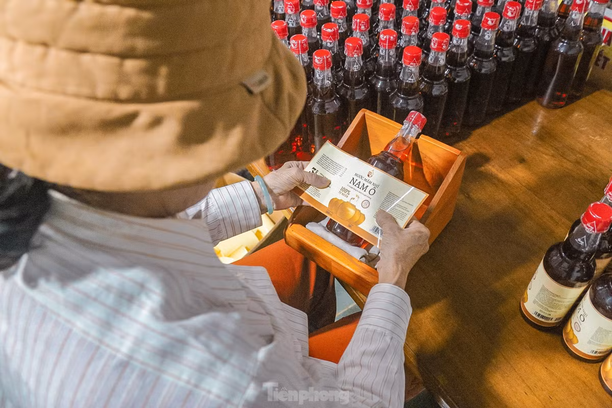 Làng nghề nước mắm Nam Ô là một trong những làng nghề lâu đời của TP. Đà Nẵng, nổi tiếng với những mẻ nước mắm mặn mà, thơm ngon, những ngày này tất bật chiết từng giọt nước mắm để kịp cung cấp cho thị trường Tết.