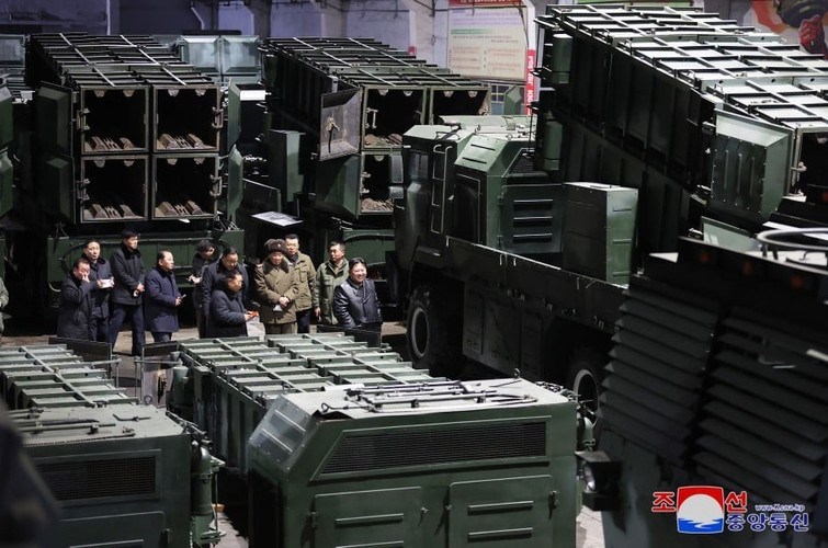 Ông Kim đã đã đánh giá môi trường an ninh của Triều Tiên và tình hình khu vực, nêu rõ sự cần thiết và giá trị của việc duy trì kho sức mạnh áp đảo vô song.