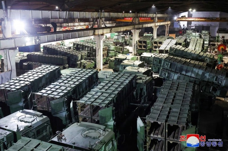 Ông nhấn mạnh ngành công nghiệp đạn dược cần bám sát và tích cực đẩy nhanh mục tiêu thiết lập các quy trình sản xuất tiên tiến, không ngừng mở rộng năng lực sản xuất, hiện đại hóa.