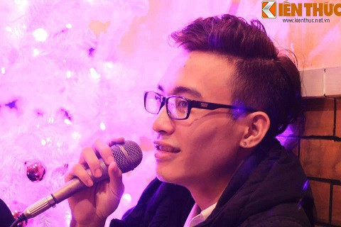 Sinh năm 1992, hiện đang là sinh viên năm cuối ngành Ngân hàng, Đại học Thăng Long, Anh Duy đã có kinh nghiệm hơn 2 năm đi hát và là chủ nhân của giải nhất Thăng Long Idol 2013. Duy cho biết lý do cậu chọn ca hát dù chưa từng được đào tạo bài bản: "Chỉ đơn giản là đam mê ca hát, muốn hát cho tất cả mọi người nghe". Ảnh: NVCC.