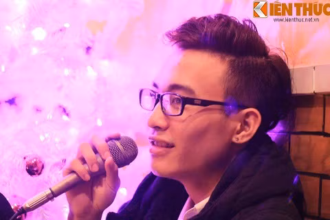 Sinh năm 1992, hiện đang là sinh viên năm cuối ngành Ngân hàng, Đại học Thăng Long, Anh Duy đã có kinh nghiệm hơn 2 năm đi hát và là chủ nhân của giải nhất Thăng Long Idol 2013. Duy cho biết lý do cậu chọn ca hát dù chưa từng được đào tạo bài bản: "Chỉ đơn giản là đam mê ca hát, muốn hát cho tất cả mọi người nghe". Ảnh: NVCC.