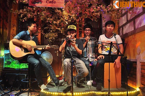 Duy cho biết, thu nhập từ nghề hát không được ổn định cho lắm, lúc chạy show thì được nhiều hơn, lúc không có show thì đi làm cố định đủ để trang trải ăn uống sinh hoạt. (Ảnh chụp Duy cùng ban nhạc của mình đi diễn tại một quán cafe).