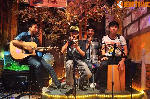 Duy cho biết, thu nhập từ nghề hát không được ổn định cho lắm, lúc chạy show thì được nhiều hơn, lúc không có show thì đi làm cố định đủ để trang trải ăn uống sinh hoạt. (Ảnh chụp Duy cùng ban nhạc của mình đi diễn tại một quán cafe).