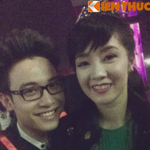 Anh Duy chụp ảnh cùng diva Hồng Nhung.