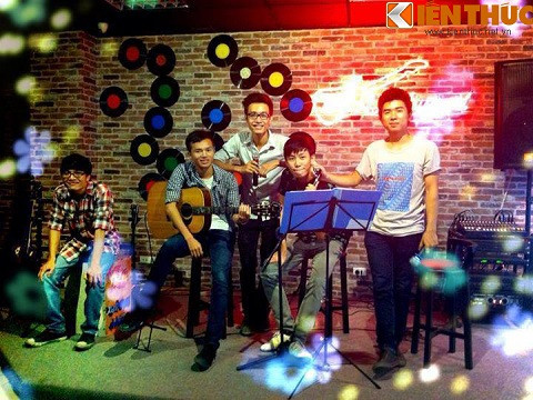 Cùng với ban nhạc của mình - Minions Band, Anh Duy đã biểu diễn ở nhiều quán cafe, dần dần mọi người biết đến nhiều hơn, lượng khách nghe cũng đông hơn.