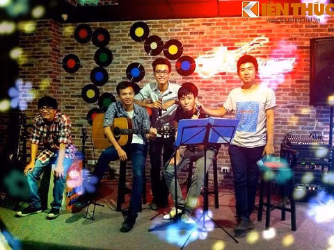 Cùng với ban nhạc của mình - Minions Band, Anh Duy đã biểu diễn ở nhiều quán cafe, dần dần mọi người biết đến nhiều hơn, lượng khách nghe cũng đông hơn.