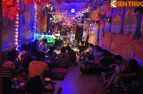 Về những kỷ niệm đi hát, Duy chia sẻ từ năm học cấp 3, Duy đã hay tham gia những chương trình, cuộc thi văn nghệ của trường. Đến bây giờ, khi đi hát nhiều cũng có lúc được khen hay bị chê nhưng quan trọng là công việc giúp cậu có cơ hội giao tiếp mở rộng các mối quan hệ.