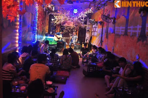 Về những kỷ niệm đi hát, Duy chia sẻ từ năm học cấp 3, Duy đã hay tham gia những chương trình, cuộc thi văn nghệ của trường. Đến bây giờ, khi đi hát nhiều cũng có lúc được khen hay bị chê nhưng quan trọng là công việc giúp cậu có cơ hội giao tiếp mở rộng các mối quan hệ.