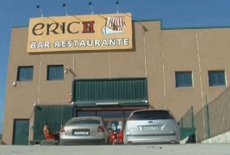 ... Và đồ lót chỉ mặc vào những ngày nhất định trong tuần. Vào những ngày khác thì nhân viên có thể mặc nhiều trang phục khác nhau.