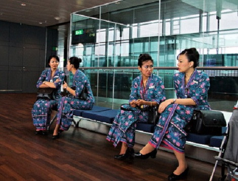 Họ cần đạt chiều cao do hãng hàng không quy định, có sức khỏe tuyệt vời và thị lực tốt, có cá tính trong công việc và niềm đam mê thực sự trong dịch vụ khách hàng. Đặc biệt, họ phải trải qua cuộc phỏng vấn tuyển chọn khó khăn với hơn 600 tiếp viên hàng không dự thi tại mỗi thời điểm.