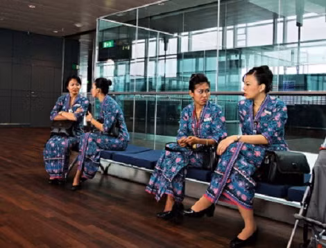 Họ cần đạt chiều cao do hãng hàng không quy định, có sức khỏe tuyệt vời và thị lực tốt, có cá tính trong công việc và niềm đam mê thực sự trong dịch vụ khách hàng. Đặc biệt, họ phải trải qua cuộc phỏng vấn tuyển chọn khó khăn với hơn 600 tiếp viên hàng không dự thi tại mỗi thời điểm.