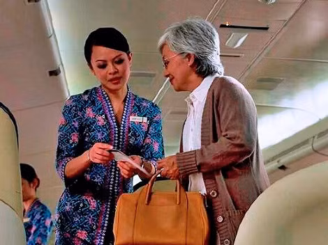 Hơn thế, những tiếp viên này phải làm hoàn hảo các khâu về dịch vụ ăn uống, phục vụ hành khách và thậm chí nghi thức xã hội cần thiết, để hài lòng hành khách.