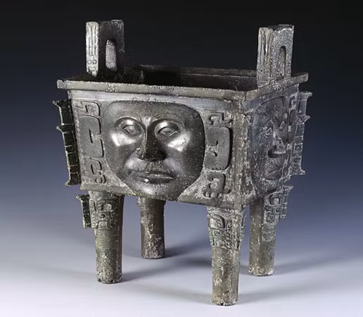 2. Nhà Thương (1600 TCN – 1046 TCN): Đây là triều đại đầu tiên được ghi lại thành văn trong sử sách các triều đại Trung Quốc. Kinh đô của nhà Thương thuộc An Dương ở tỉnh Hà Nam ngày nay. Hai đóng góp lớn lao của triều đại này là phát triển hệ thống chữ viết trên vỏ sò (chữ Giáp cốt) và kĩ thuật luyện kim đồ đồng văn (hóa đồng xanh). Đồng thời khảo cổ học Trung Quốc cũng chứng minh vào thời nhà Thương nền văn minh Trung Quốc phát triển đến trình độ tương đối cao. Ảnh: Cổ vật bằng đồng thời nhà Thương.