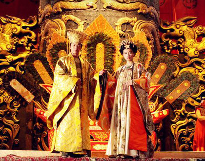 Về kinh tế, thương nghiệp có nhiều khu thành thị thuộc loại lớn trên thế giới buôn bán lớn sầm uất như: Tô Châu, Thành An, Dương Châu.