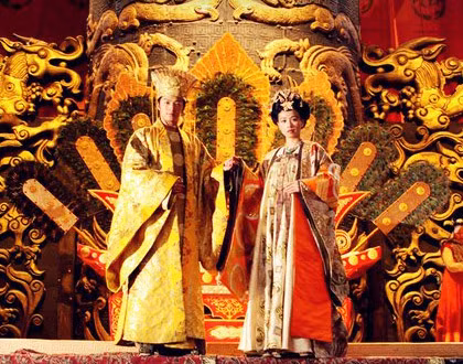 Về kinh tế, thương nghiệp có nhiều khu thành thị thuộc loại lớn trên thế giới buôn bán lớn sầm uất như: Tô Châu, Thành An, Dương Châu.