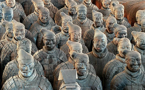 Ngoài ra, nhà Tần còn thống nhất dụng cụ đo lường trong cả nước về thước đo, dung tích, trọng lượng ( cũng giống như văn tự mỗi nước có một hệ thống riêng gây trở ngại nghiêm trọng cho sự phát triển kinh tế). Bên cạnh đó nhà Tần còn thống nhất đồng tiền và pháp luật, tạo điều kiện cho sự phát triển kinh tế quốc gia, cũng như để tăng cường sức mạnh địa vị của chính quyền trung ương. Mặc dù, triều đại chỉ tồn tại 15 năm nhưng ảnh hưởng rất lớn đến các triều đại sau của Trung Quốc.