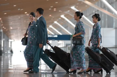 Họ phải học cách đi bộ thanh lịch và tuyệt đối cẩn thận các quy trình an toàn chuyến bay, ứng phó khẩn cấp khi có sự cố máy bay.