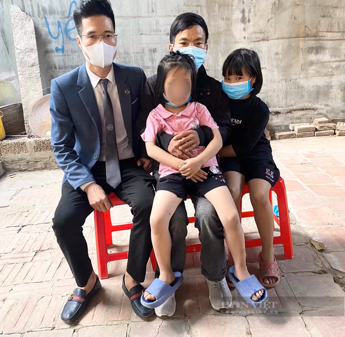 Suc khoe be gai 3 tuoi o Ha Noi bi nguoi tinh cua me gam dinh vao dau-Hinh-3