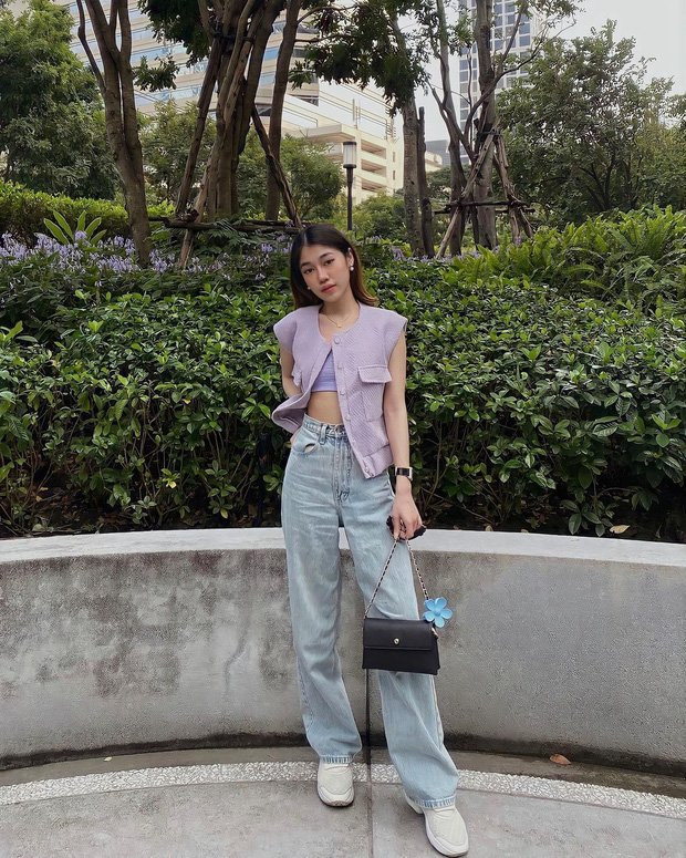 Đau đầu không biết chọn đồ gì đi chơi thì mĩ đồ với quần đen là dủ. Set đồ này tuy tối giản nhưng vẫn giúp cô bạn toát lên được nét thanh lịch, hiện đại trong phong cách thời trang.