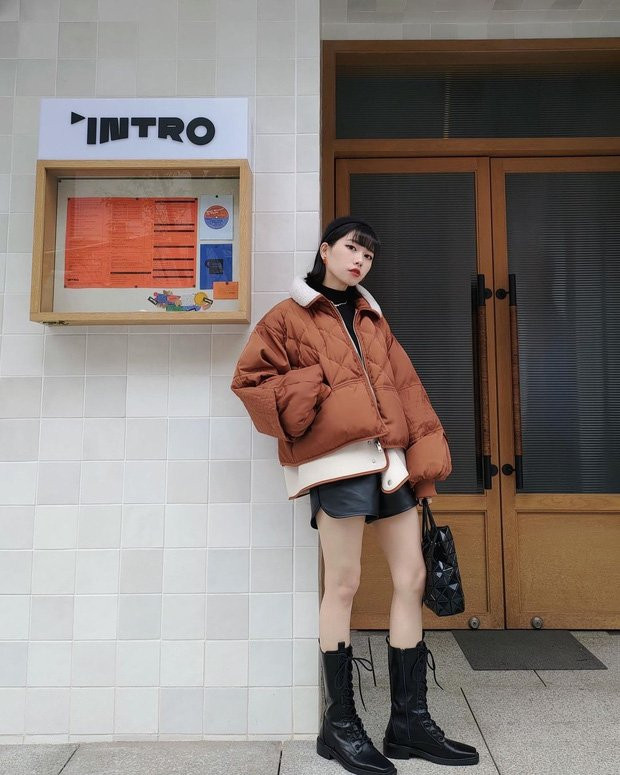 Trên đông - dưới hè vẫn là cách ăn diện kinh điển của hội chị em mỗi dịp cuối tuần. Áo pháo dày sụ phía trên thì giúp giữ ấm, còn quần shorts da mix cùng boots bên dưới lại khoe chân thon. Nếu muốn hack dáng hơn nữa thì nên chọn boots ngắn cổ nhé.