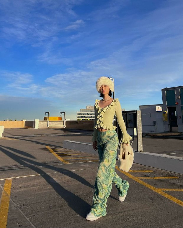 Mũ lông chính là món phụ kiện hot rần rần từ thời gian gần đây, các cô nàng từ Á sau Âu đều mê mẩn và cho ra những bức ảnh sống ảo đẹp mê ly. Cô bạn này khéo léo phối outfit mang sắc xanh trendy với điểm nhấn là quần loang màu bắt mắt cùng mũ, túi lông.