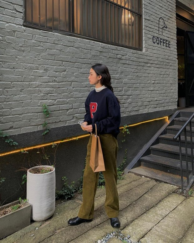 Chất nhung lại xuất hiện trở lại trong street style Châu Á tuần qua. Toàn các item cơ bản, công thức phối đồ kinh điển đó là xanh than mix cùng xanh rêu mà vẻ ngoài cô bạn nhìn lạ, mới mẻ hơn nhiều.