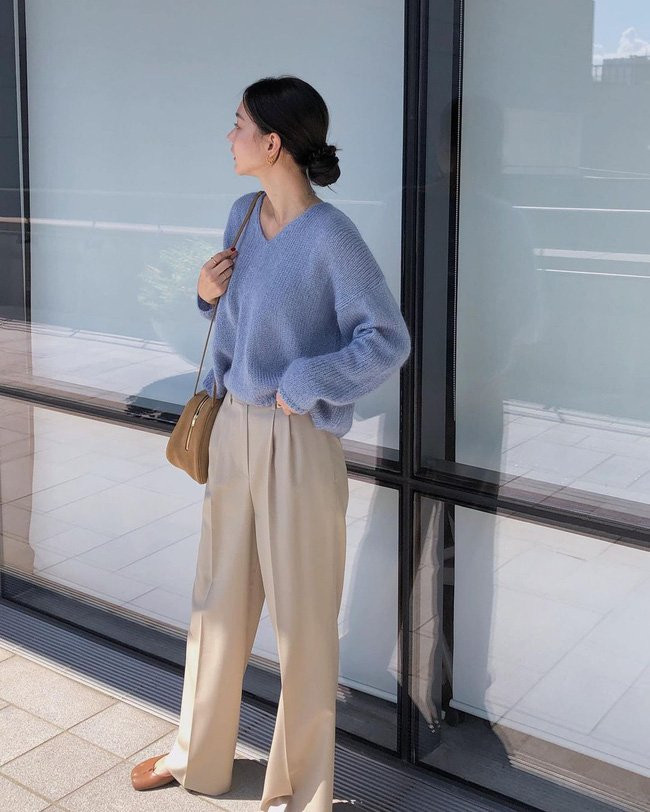 Nếu bạn cũng yêu thích sự thoải mái của quần ống rộng mà với thời tiết lành lạnh như hiện tại bạn có thể mix cùng áo len. Gợi ý cho bạn là chọn áo len màu xanh nhạt và quần âu trắng vốn không phải là sự kết hợp quá đặc biệt, nhưng lại rất trẻ trung, hút mắt. Combo này còn mang đến cho chị em vẻ thanh lịch, diện đến công sở thì vô cùng hợp lý.