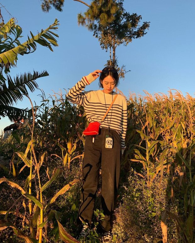 Áo len kẻ sọc vẫn luôn là item dễ mặc, dễ ứng dụng, phù hợp với mọi vóc dáng. Cô bạn này phối quần jeans đen ton sur ton với họa tiết áo mang cảm giác mới mẻ và đầy phong cách, thêm chút ánh nắng nữa là nổi bần bật.