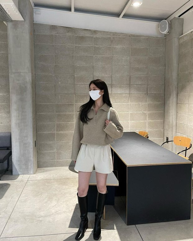 Kết lại tuần qua là set đồ hết sức quen mắt của hội gái Hàn suốt từ đầu đông đến giờ. Áo dài tay dáng lửng kết hợp cùng quần shorts cạp cao và boots cao cổ, outfit này diện đi chơi Tết vô cùng xinh xắn và đáng yêu.