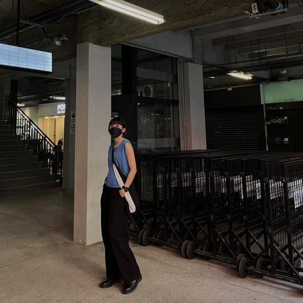 Sắc tím Pantone năm nay hứa hẹn sẽ oanh tạc street style của các nàng cho xem. Cô bạn này khéo chọn ra phết, sắc xanh nhạt của quần jeans nom "ăn rơ" lắm với màu áo phía trên.