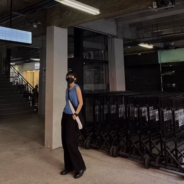 Sắc tím Pantone năm nay hứa hẹn sẽ oanh tạc street style của các nàng cho xem. Cô bạn này khéo chọn ra phết, sắc xanh nhạt của quần jeans nom "ăn rơ" lắm với màu áo phía trên.