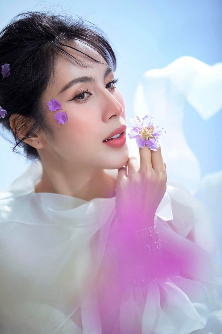 Thủy Tiên đau lòng khi con gái bị lập nhóm chat nói xấu vì ồn ào của mẹ - Hình 2 Thuy Tien dau long khi con gai bi lap nhom chat noi xau vi on ao cua me-Hinh-2