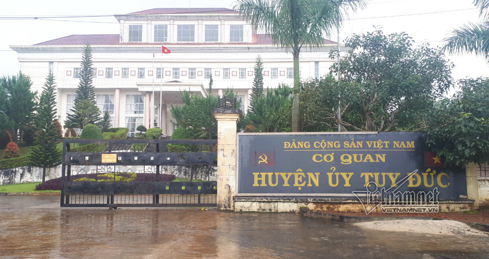 Tuổi xế chiều, cán bộ Tỉnh ủy bị bồ 'quậy' đòi tiền nuôi con - Hình 2 Tuoi xe chieu, can bo Tinh uy bi bo 'quay' doi tien nuoi con-Hinh-2