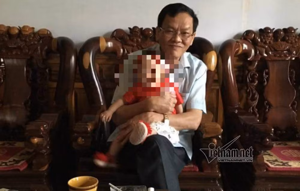 Tuoi xe chieu, can bo Tinh uy bi bo 'quay' doi tien nuoi con