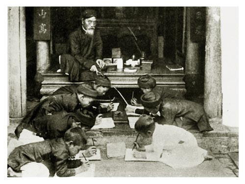 Người thầy có quyền dùng roi vọt để dạy trò.