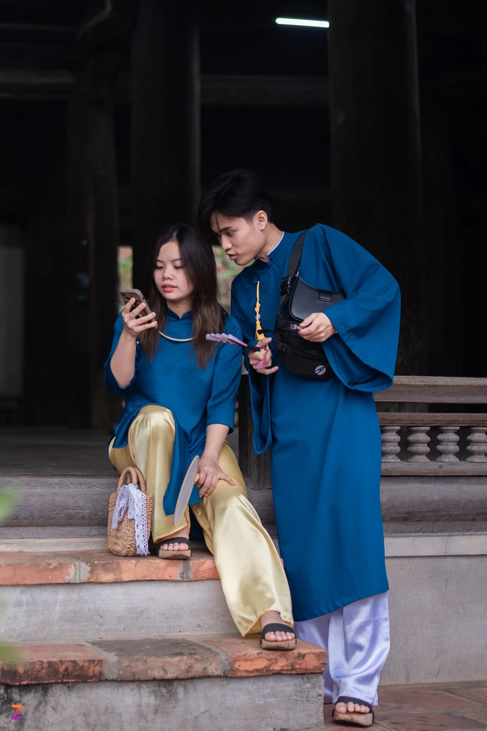 Thu Trang và Minh Đức (huyện Phúc Thọ, Hà Nội) cũng bất ngờ với sự nhộn nhịp nơi đây. “Ban đầu, chúng mình nghĩ làng cổ sẽ không thu hút nhiều du khách như nhiều địa điểm khác ở trung tâm thành phố. Nhưng khi đến nơi, chúng mình mới biết khá nhiều bạn cũng đến đây để chụp ảnh áo dài", đôi bạn chia sẻ.