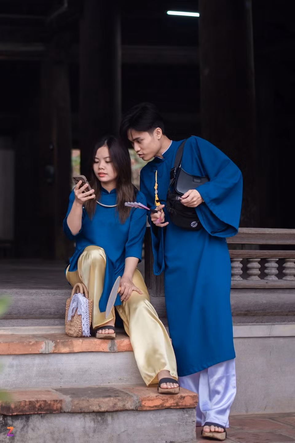 Thu Trang và Minh Đức (huyện Phúc Thọ, Hà Nội) cũng bất ngờ với sự nhộn nhịp nơi đây. “Ban đầu, chúng mình nghĩ làng cổ sẽ không thu hút nhiều du khách như nhiều địa điểm khác ở trung tâm thành phố. Nhưng khi đến nơi, chúng mình mới biết khá nhiều bạn cũng đến đây để chụp ảnh áo dài", đôi bạn chia sẻ.