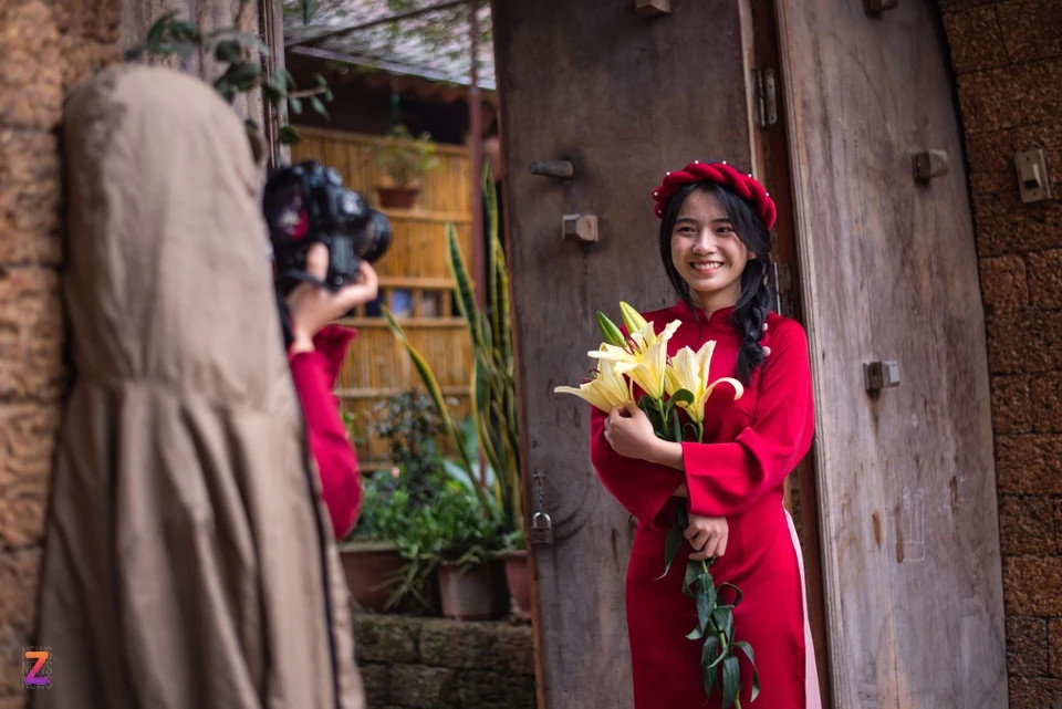 Thúy Hạnh (huyện Vĩnh Tường, tỉnh Vĩnh Phúc) cho biết cô và các bạn đã thuê áo dài, chuẩn bị nhiều phụ kiện sẵn từ nhà. Đây không chỉ là lần đầu tiên nhóm bạn thực hiện bộ ảnh áo dài, mà còn là lần đầu tiên họ ghé thăm làng cổ Đường Lâm. "Bọn mình có xem trước hình ảnh và video trên mạng, nhưng được nhìn ngắm làng cổ tận mắt vẫn đẹp hơn rất nhiều”, cô nói với Tri thức - Znews.