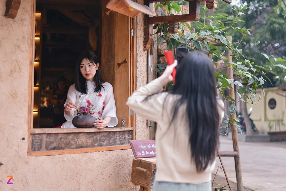 Khuôn viên ngôi làng có đang dạng dịch vụ đáp ứng nhu cầu khách tham quan, từ ăn uống, vui chơi đến mua sắm. Phần lớn cửa hàng được bài trí sao cho phù hợp với không gian chung của làng cổ, từ đó cũng thu hút người trẻ ghé thăm và check-in chụp ảnh.