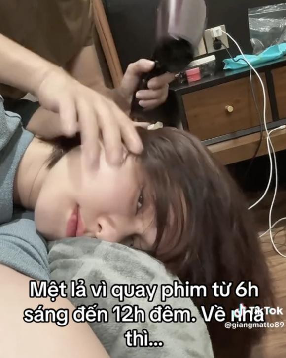 Huong Giang khoe khoanh khac hanh phuc ben ban trai giau mat