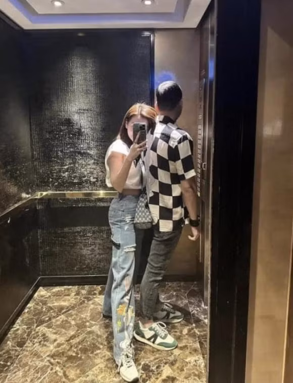 Huong Giang khoe khoanh khac hanh phuc ben ban trai giau mat-Hinh-2