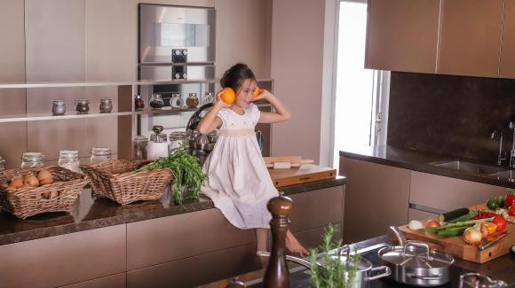 Doan Trang khoe anh don Giang sinh ben nha chong o Thuy Dien-Hinh-13