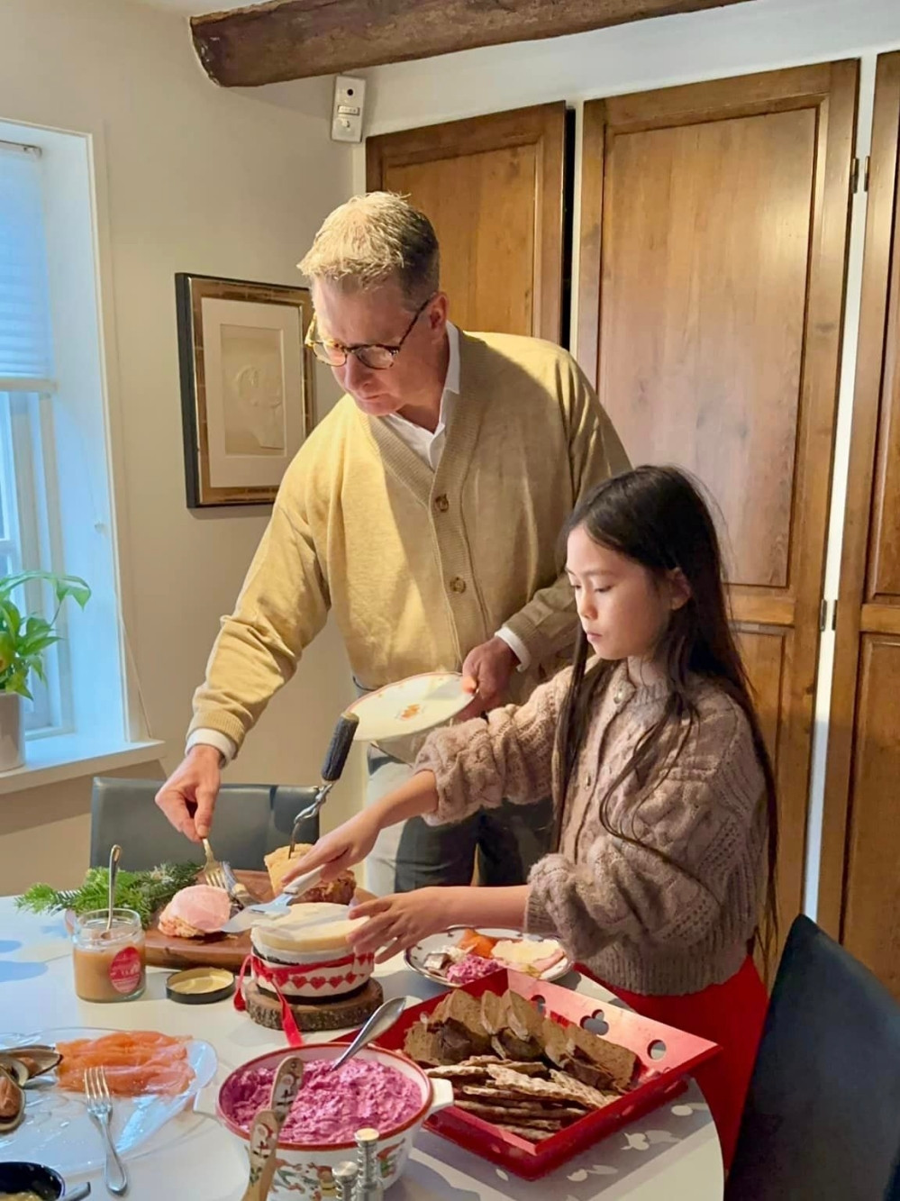 Doan Trang khoe anh don Giang sinh ben nha chong o Thuy Dien-Hinh-4